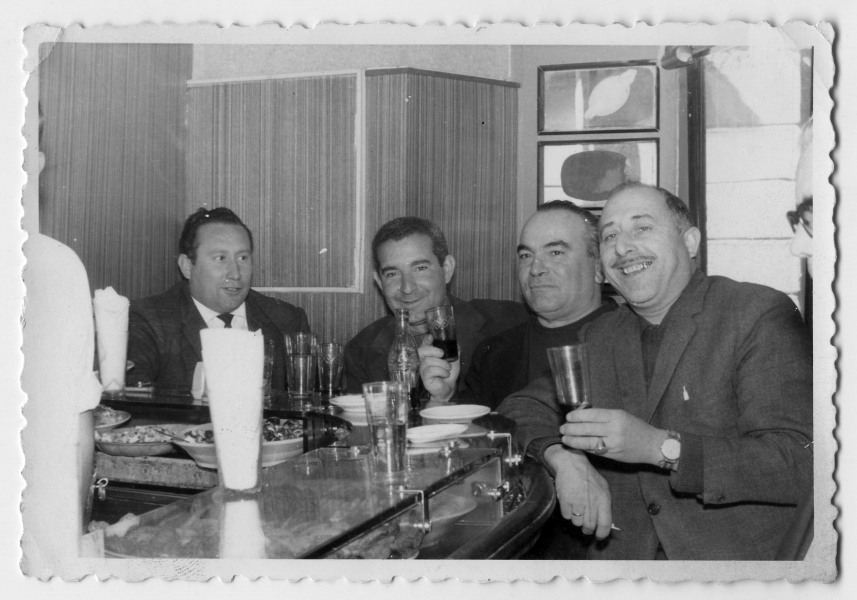 Retrato de Francisco Suárez con tres amigos en la barra de un bar