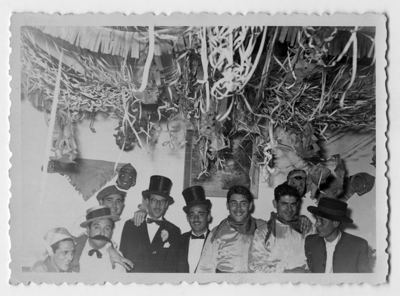 Retrato de Antonio González con un grupo de amigos durante una fiesta de carnaval