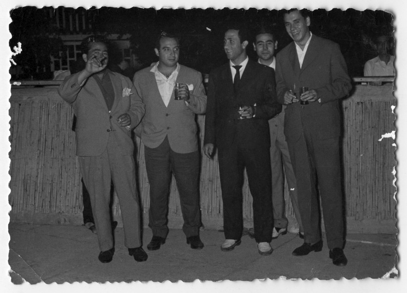 Retrato de Antonio González con varios amigos durante una fiesta al aire libre