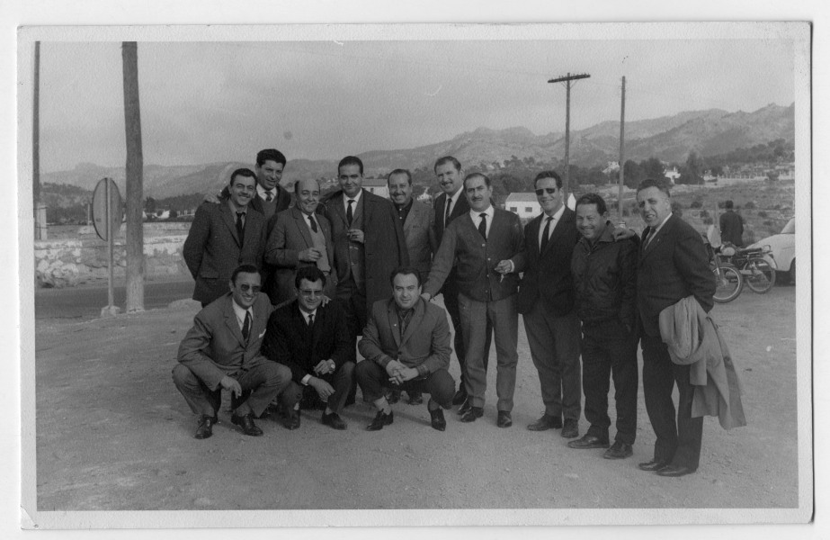 Retrato de Antonio González con un grupo de hombres en las afueras de la ciudad de Murcia