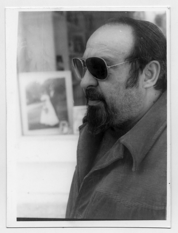 Retrato de Antonio González junto al escaparate de su estudio fotográfico en la calle Santa Teresa