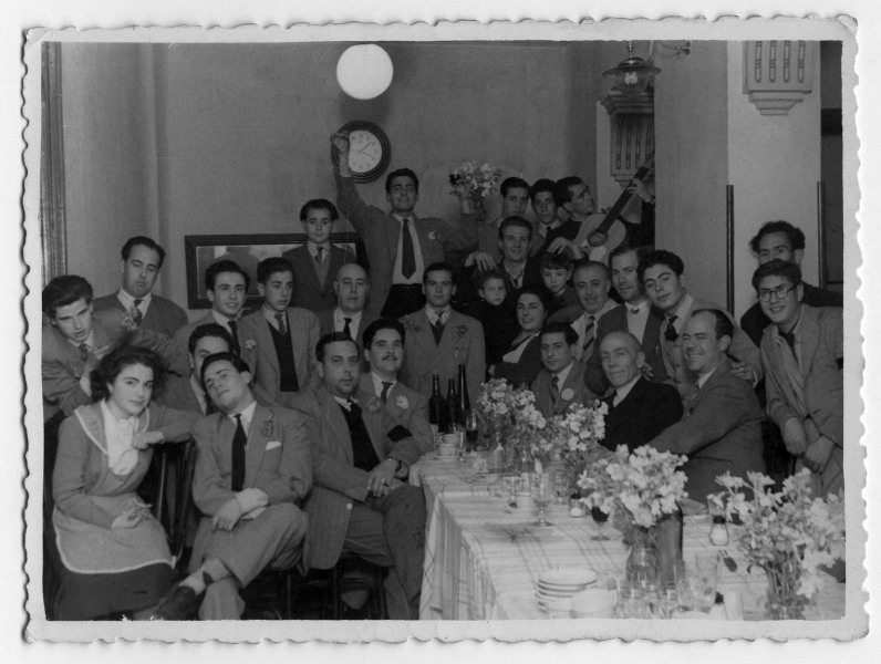Retrato en interior de los asistentes a un banquete