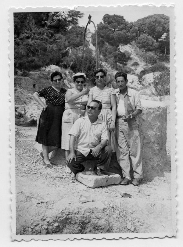 Retrato de Francisco Suárez y Concepción Olivares con Teresa y otros amigos sin identificar junto a un pozo en una zona de montaña