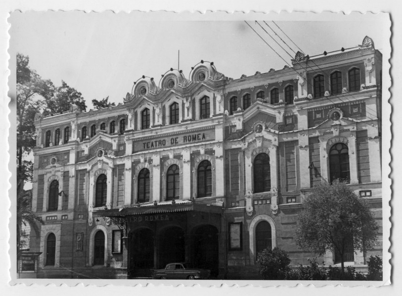 Vista de la fachada principal del Teatro Romea