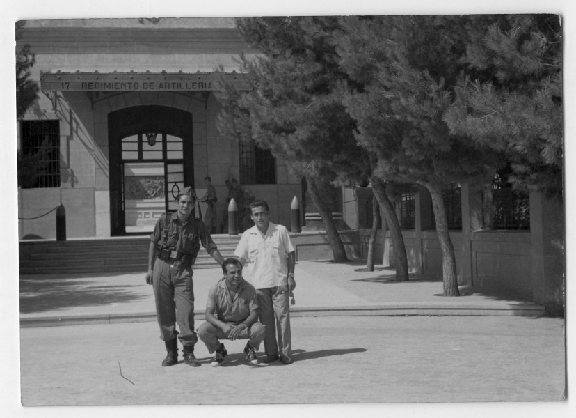 Retrato de Antonio González con dos amigos junto al cuartel de un regimiento de artillería en Paterna