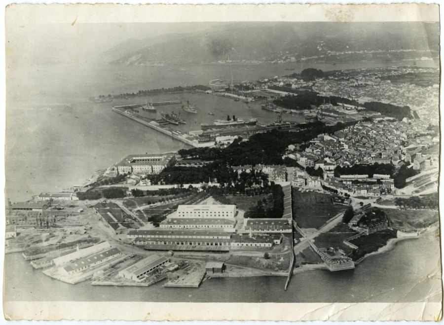 Fotografía aérea del puerto de Ferrol, con vista del arsenal y los astilleros.