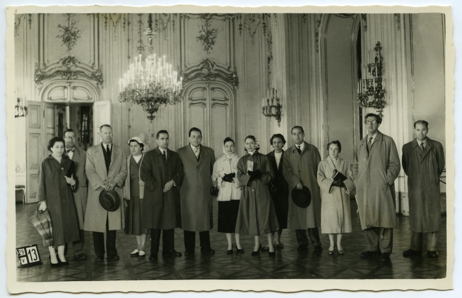 Fotografía de Dictinio de Castillo-Elejabeytia con un grupo en una sala del palacio de Schönbrunn en Viena.