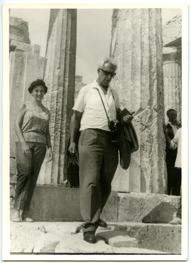 Fotografía de Dictinio de Castillo-Elejabeytia en el templo de Afaya en la isla griega de Egina.