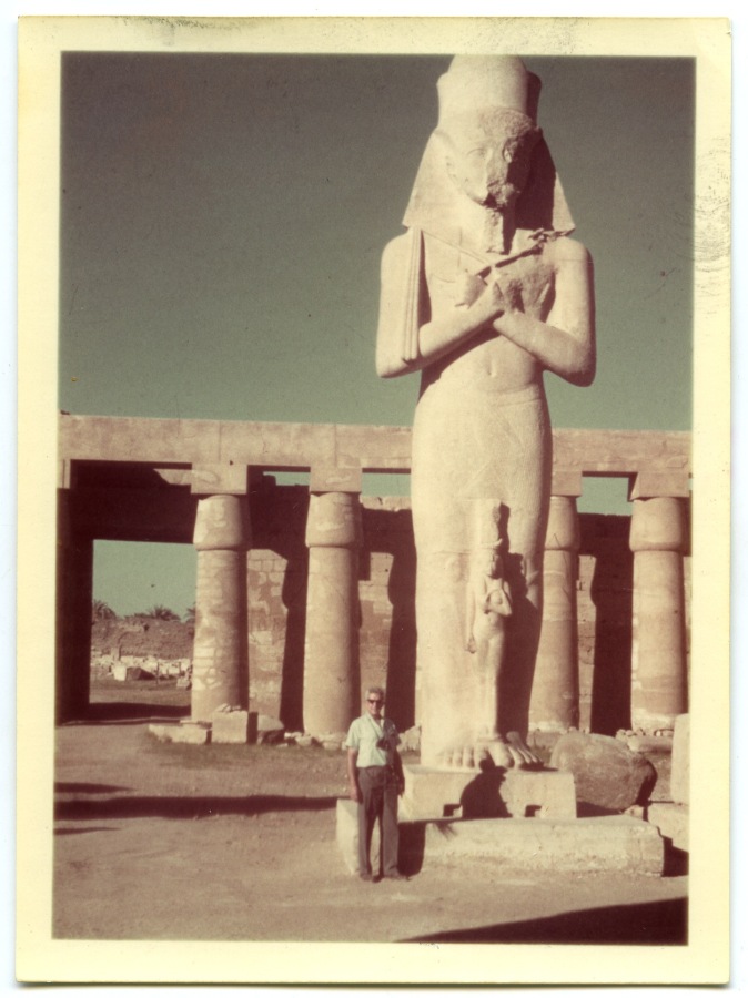 Fotografía de Dictinio de Castillo-Elejabeytia en el templo de Karnak (Egipto).