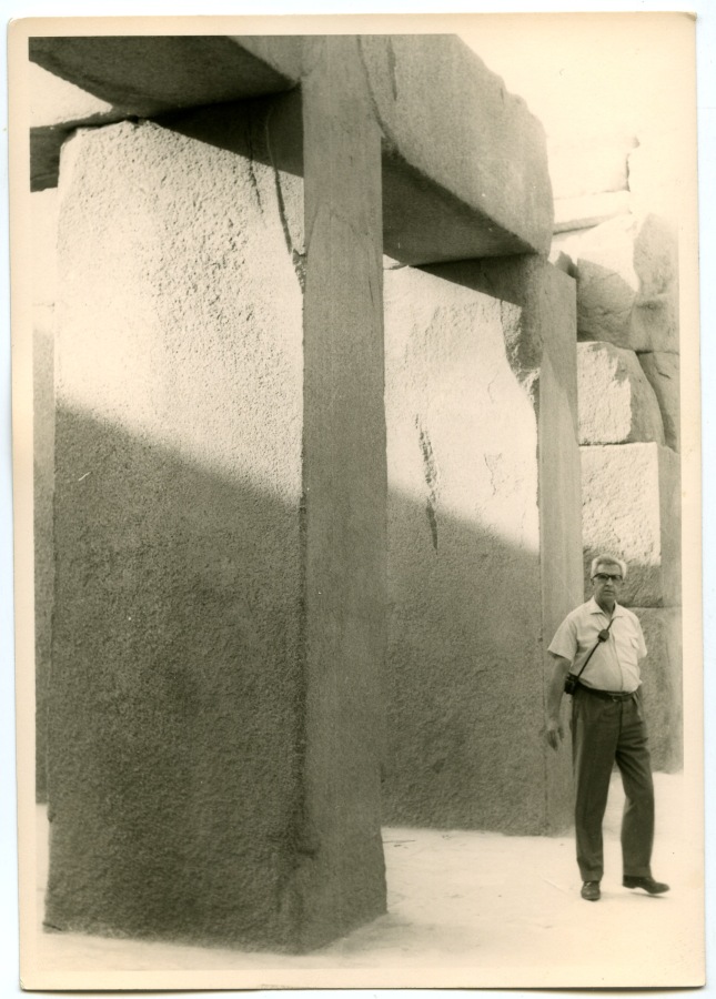 Fotografía de Dictinio en el Templo del Valle de Gizeh.