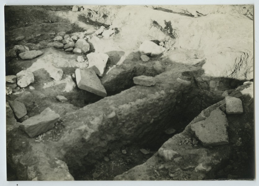 Vista de un muro en ruinas en una excavación arqueológica en Elche