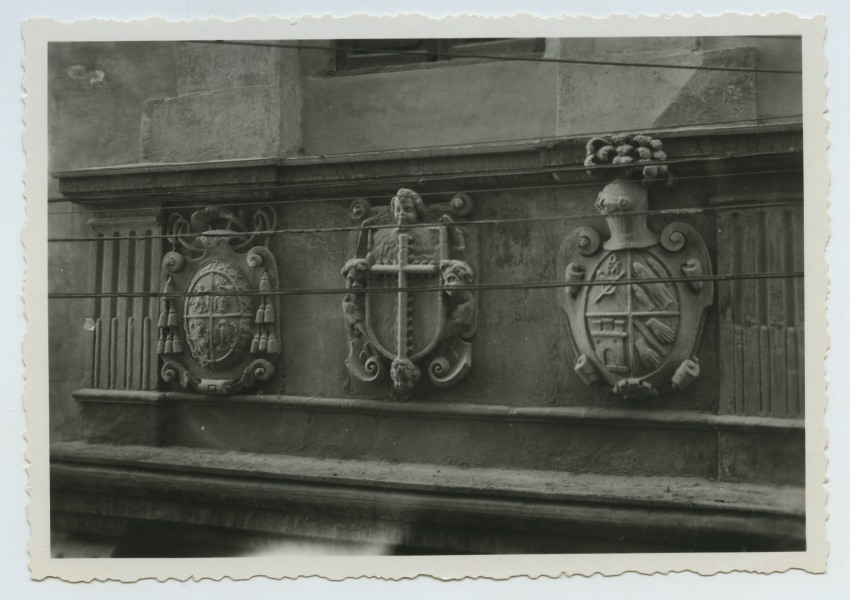 Detalle de tres escudos ubicados en la fachada de la antigua Casa de la Cruz de Murcia
