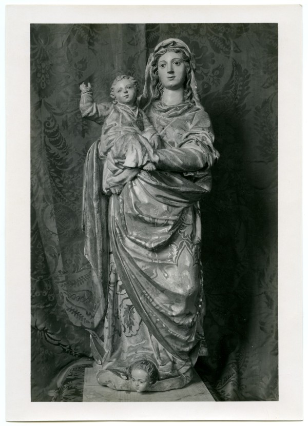 Escultura de una Virgen con el Niño de la basílica de la Vera Cruz de Caravaca