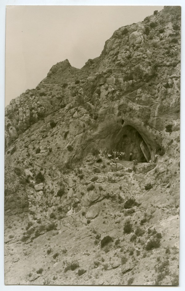 Entrada de la cueva del Peliciego en la Sierra de la Solana de la Alquería (Jumilla)