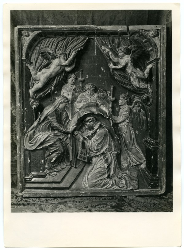 Relieve de la imposición de la casulla a San Ildefonso del retablo homónimo de la iglesia de Santiago de Totana