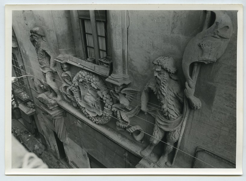 Reportaje fotográfico sobre la fachada del antiguo palacio Riquelme de Murcia