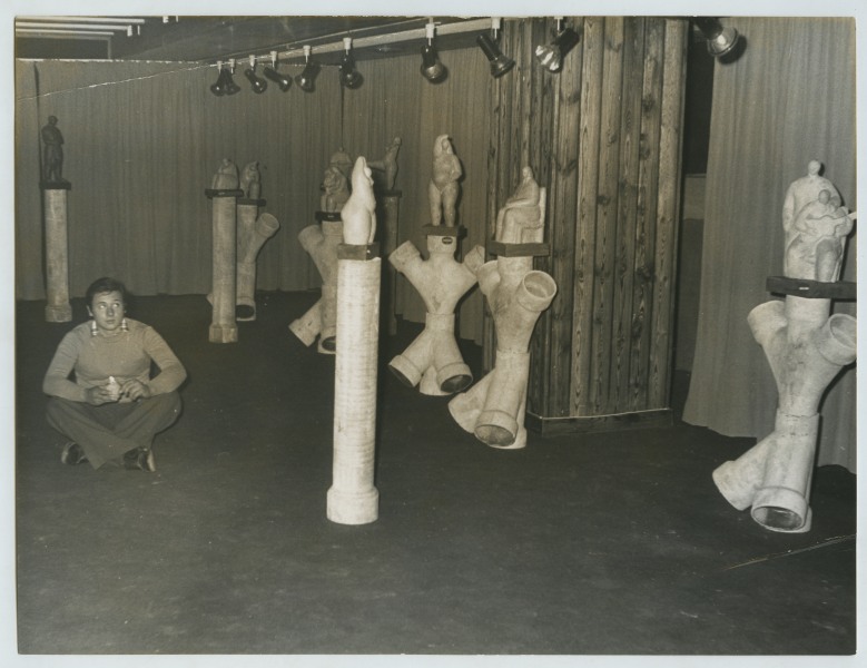 Vista de una sala en la que aparecen expuestas varias esculturas sobre pedestales formados por fragmentos de tuberías