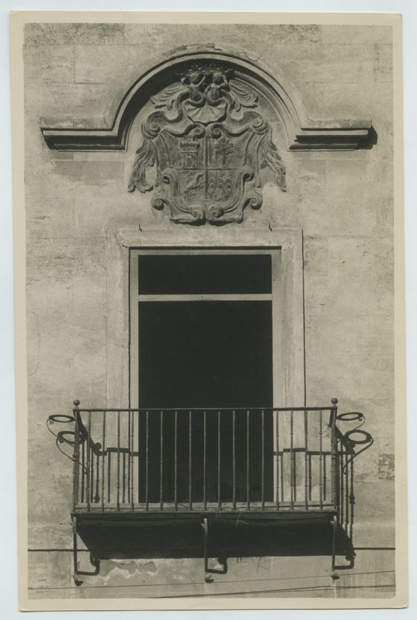 Escudo de la familia Junterón en la fachada del antiguo hotel Patrón de Murcia