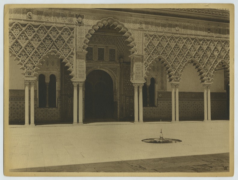 Vista de una de las galerías del patio de las Doncellas del Alcázar de Sevilla