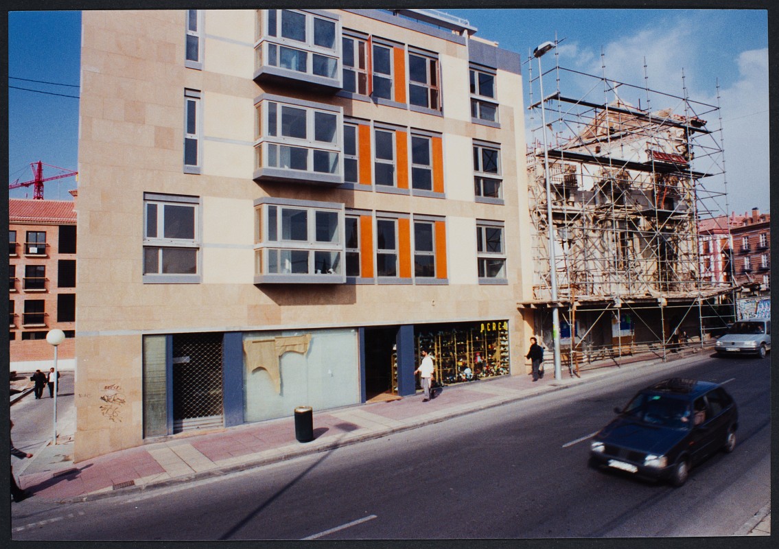 Fotografías con vistas interiores y exteriores del edificio de 3 viviendas en Avda. Canalejas, junto al Puente Viejo de Murcia.