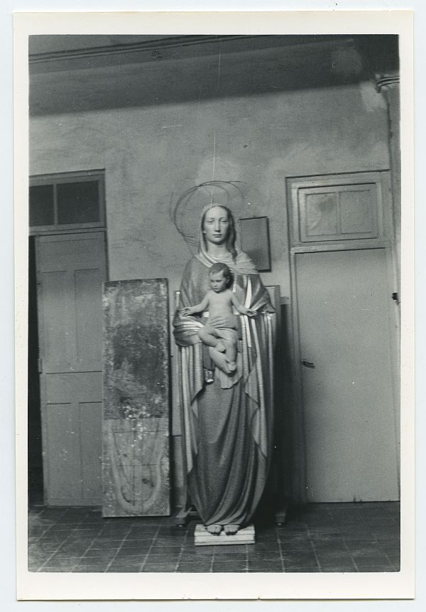 Virgen con niño del Complejo Residencial de Espinardo, obra de Juan González Moreno