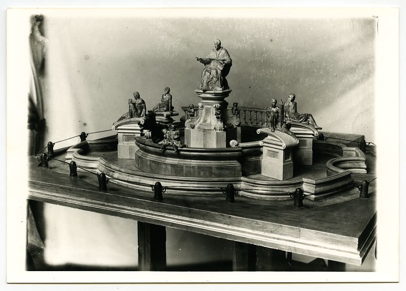 Fotografías de la maqueta del conjunto escultórico con figura central de Belluga