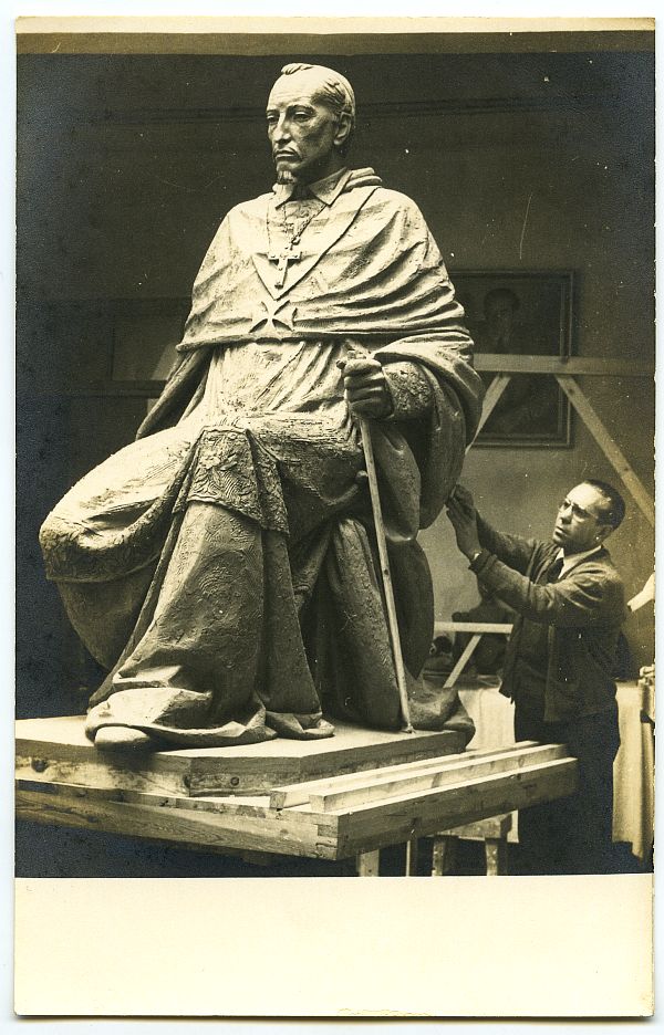 El escultor Juan González Moreno trabajando en su taller con la estatua del Cardenal Belluga