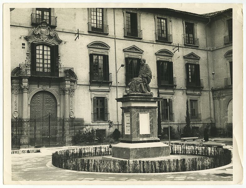 Monumento al Cardenal Belluga, en su emplazamiento en la Glorieta de Murcia