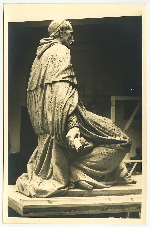 Escultura del Cardenal Belluga, obra de Juan González Moreno.