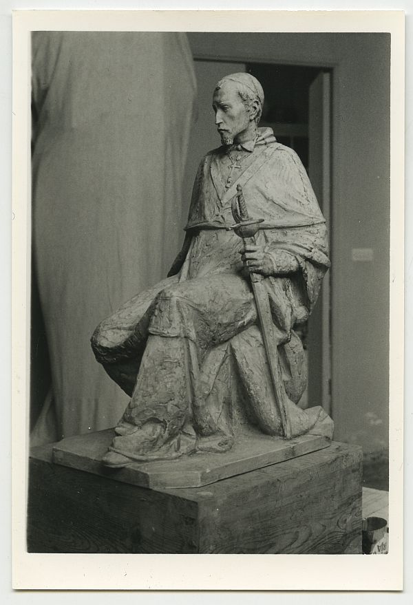 Distintas perspectivas de la estatua del Cardenal Belluga, realizadas dentro del taller del escultor Juan Gómez Moreno