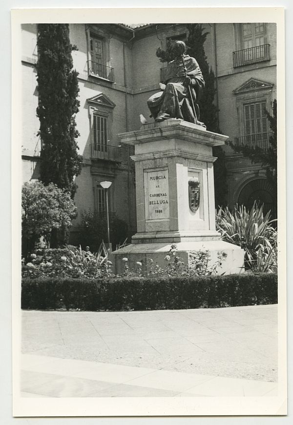 Reportaje fotográfico del monumento del Cardenal Belluga en su emplazamiento de la Glorieta de Murcia