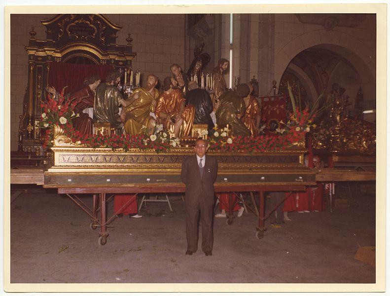 El escultor Juan González Moreno posando frente al grupo escultórico de El Lavatorio, en la iglesia de El Carmen