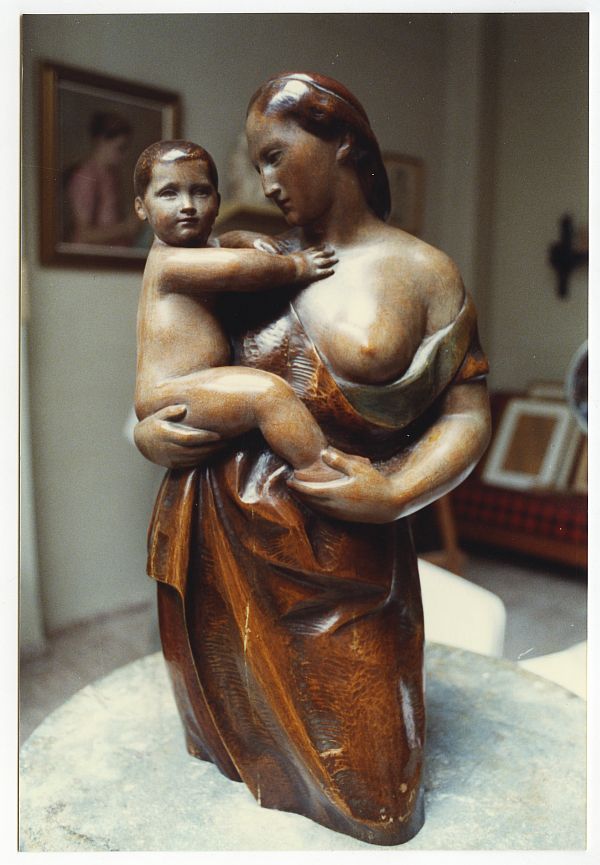 Maternidad, escultura en madera policromada, obra de Juan González Moreno