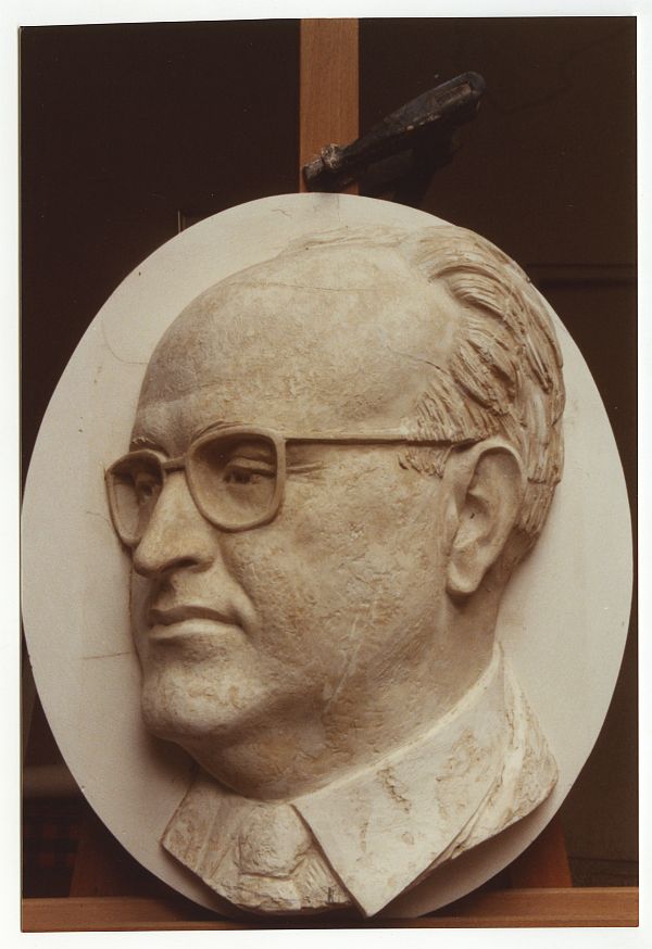 Medallón con retrato masculino, relieve en escayola, obra de Juan González Moreno