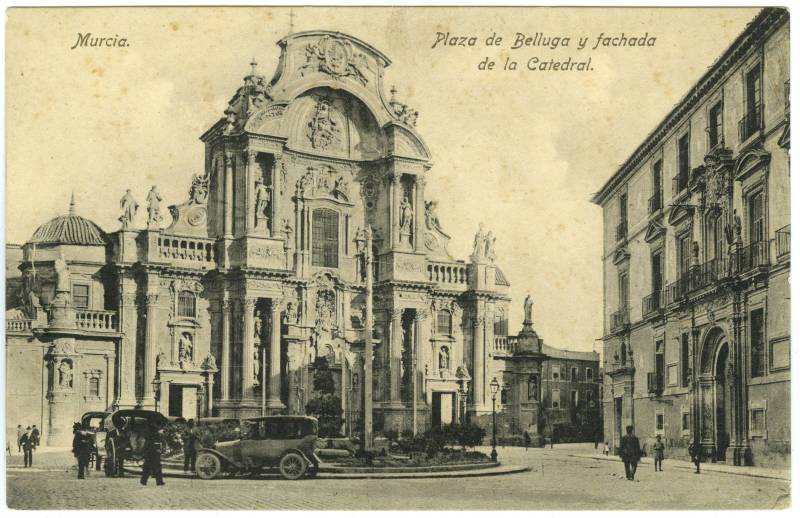 Murcia. Plaza de Belluga y fachada de la catedral.