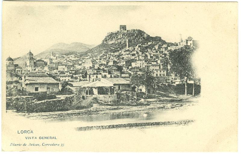 Vista general de la ciudad de Lorca con el  castillo al fondo.