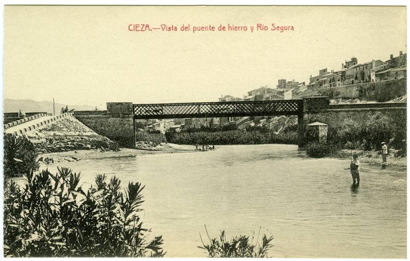 Cieza. Vista del puente de hierro y río Segura.