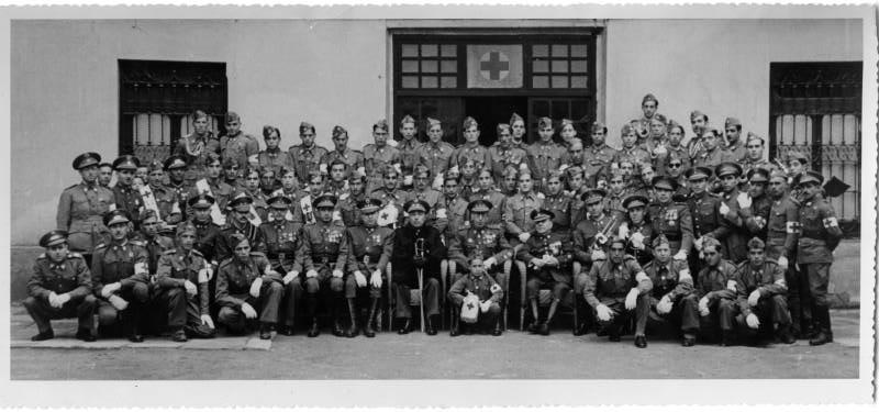 Retrato de grupo de la compañía de la Cruz Roja de Murcia, con oficiales, tropa y banda de tambores y cornetas, el día de su patrona