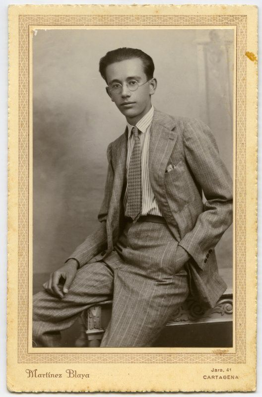 Retrato de estudio del joven Alfredo Robinson Lizana