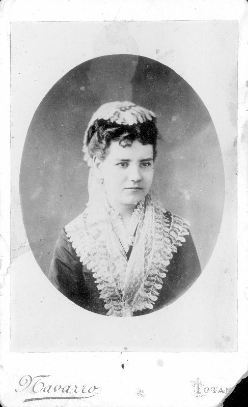 Retrato de mujer joven con mantilla blanca.