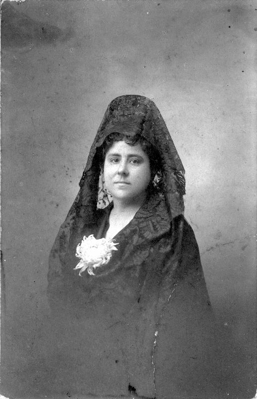 Retrato de señora con teja y mantilla negra