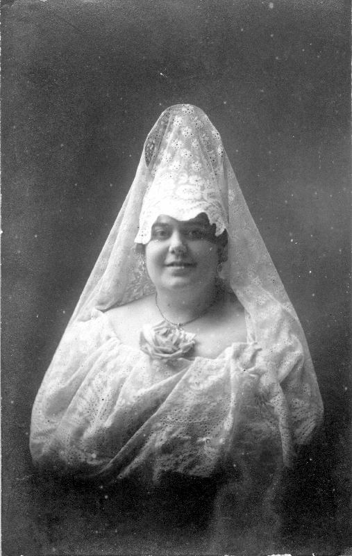 Retrato de señora con teja y mantilla blanca