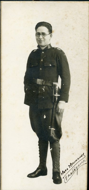 Retrato de José Amorós Serrano con uniforme de Infantería de Marina.