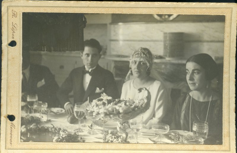Los esposos Salvador Amorós Serrano y Eulalia Tortosa Jiménez, sentados a la mesa de su banquete nupcial.
