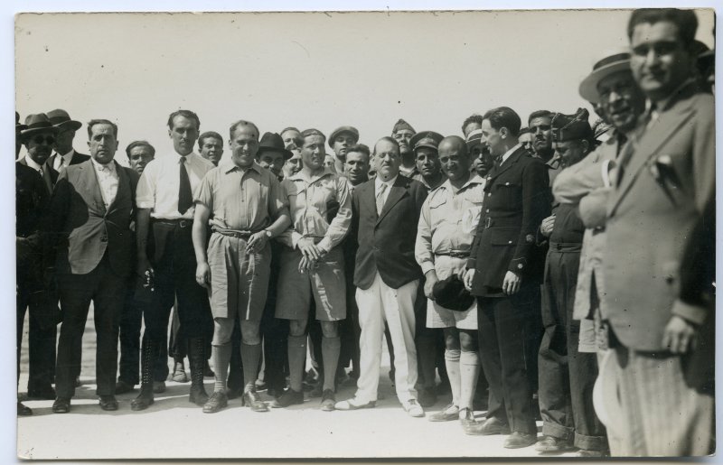 El comandante Ramón Franco y el general Sanjurjo junto a otros militares y público congregados en el aeródromo de Los Alcázares antes del inicio del raid aéreo rumbo a Nueva York.