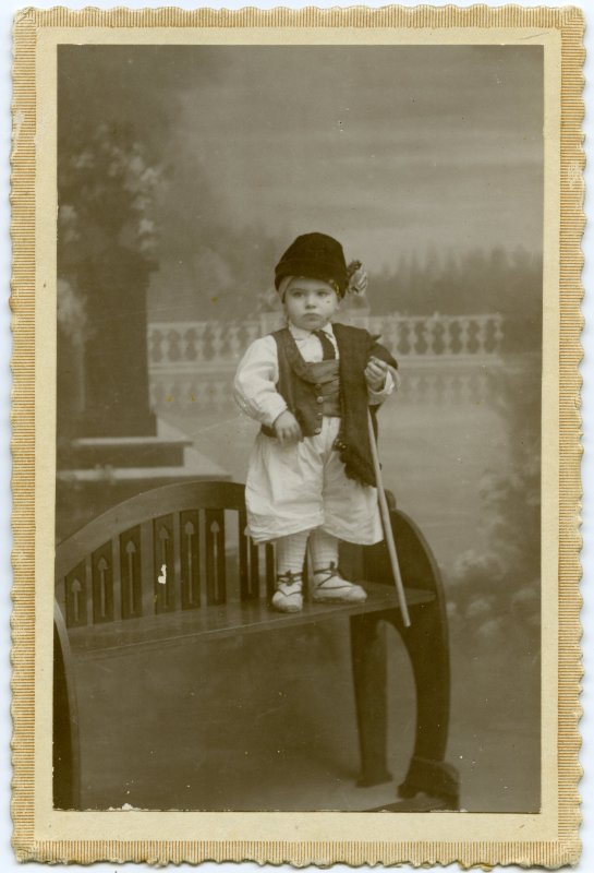 Retrato del niño Salvador Amorós Verdú vestido  con traje regional.