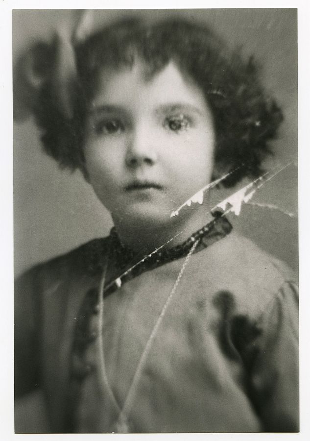 Retrato de estudio de María Saura a la edad de cuatro años.