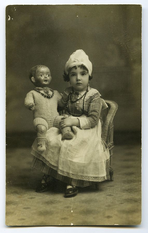 Retrato de estudio de María Saura con un muñeco a la edad de cinco años.