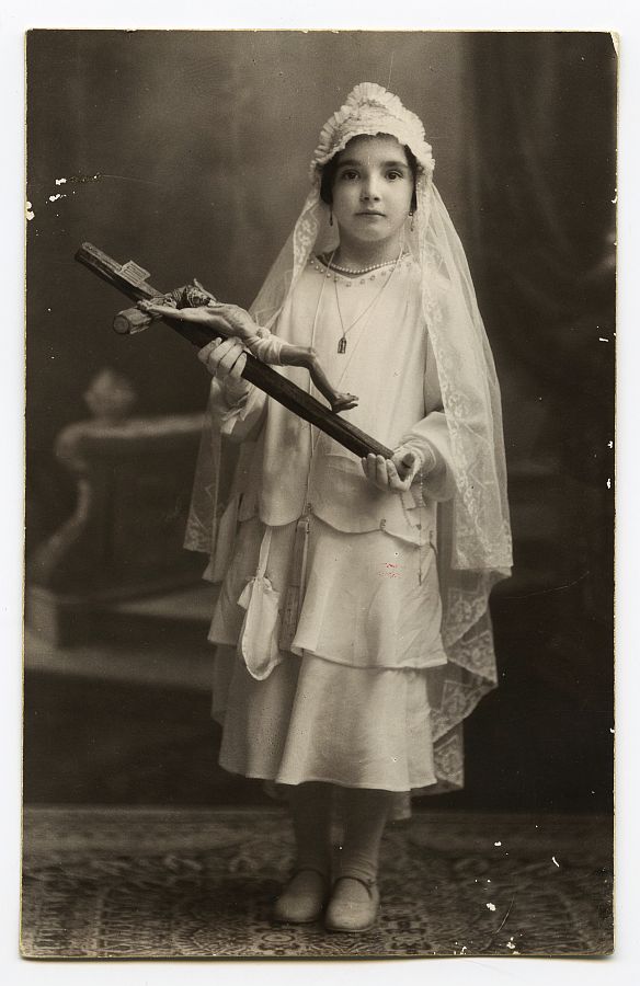 Retrato de estudio de Maria Saura vestida de primera comunión.