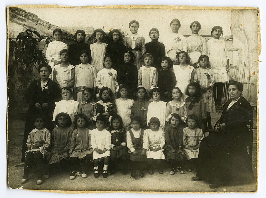 Retrato de grupo de alumnas y profesoras del colegio de Doña Filomena.
